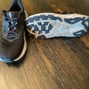 Size 10b running shoes in good condition